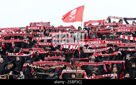 MONZA, ITALIEN - 1. FEBRUAR: Fans des AC Monza während des Spiels der Serie A zwischen AC Monza und Hellas Verona FC im U-Power Stadion am 1. Februar 2025 in Monza, Italien. (Foto von MB-Medien) Stockfoto
