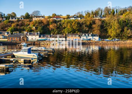Boote liegen im Hafen von Avoch an der Südostküste der Black Isle in Ross and Cromarty, Highland Region, Schottland Stockfoto