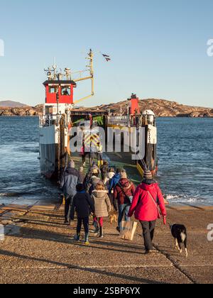 Passagiere, die mit der CalMac-Fähre von der Insel Iona nach Fionnphort auf der Isle of Mull, Innere Hebriden, Schottland, zurückkehren Stockfoto
