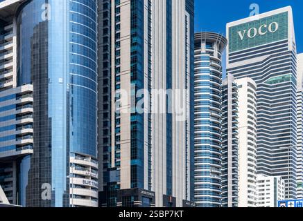Die Aussicht von Dubais U-Bahn-Station Emirates Towers zeigt nur eine Handvoll der möglicherweise Hunderte von Wolkenkratzern entlang dieser berühmten Straße. Stockfoto