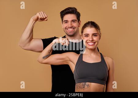 Ein fitter Mann und eine Frau veranschaulichen Stärke und Leichtathletik und inspirieren andere, ihre Gesundheits- und Fitnessziele mit Hingabe und Energie zu verfolgen, Promotin Stockfoto