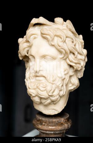 Nahaufnahme des antiken Marmorkopfes von Zeus Stockfoto