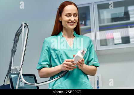 Ein junger und schöner Dermatologe lächelt, während er sich auf eine Hautbehandlung vorbereitet. Stockfoto