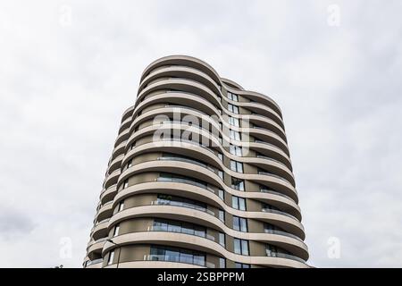 Modernes geschwungenes Hochhaus mit elegantem Design in London Stockfoto