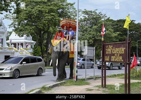 Touristen auf Elefantenreiten in der Nähe des Großen Palastes, alten Königspalast, Ayutthaya, Provinz Ayutthaya, Thailand, Asien Stockfoto