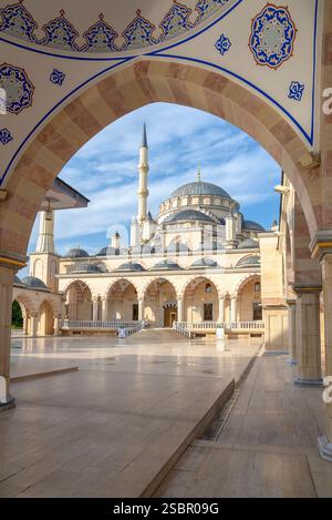 GROSNY, RUSSLAND - 14. JUNI 2023: Blick auf den Innenhof des Herzens der Tschetschenischen Moschee. Grosny, Republik Tschetschenien Stockfoto