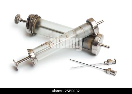 Spritzen altes Modell auf weißem Hintergrund Stockfoto