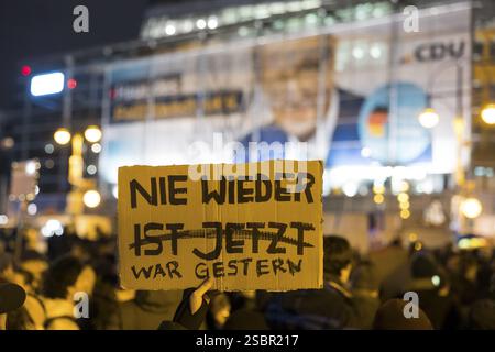 Schild nie wieder ist jetzt / war gestern bei der Demonstration unter dem Motto Brandmauer statt Brandstifter / Asylrecht verteidigt vor dem Ko Stockfoto