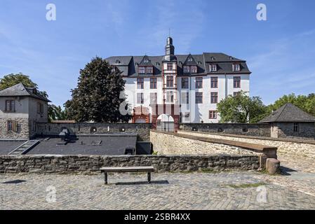 Schloss Idstein, Renaissanceresidenz, heute Gymnasium, Brücke über den Halsgraben, historische Altstadt, Idstein, Rheingau Taunus, Deutsch Stockfoto