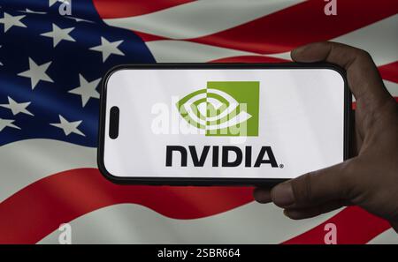 In dieser Fotoabbildung wird das Logo der Nvidia Corporation am 30. Januar 2025 auf einem iPhone-Bildschirm vor der amerikanischen Flagge in Guwahati, Ind, angezeigt Stockfoto