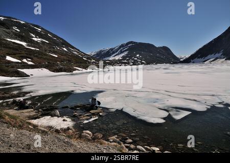 Djupvatnet, ein schneebedeckter See im Djupvasshytta Hotel im Geiranger-UNESCO-Weltkulturerbe am Hochsommertag im Westen Norwegens. Stockfoto