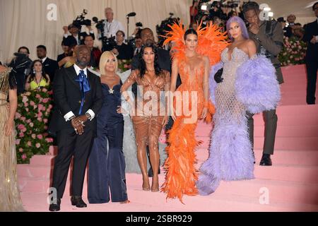 (L-R) Kris Jenner, Kim Kardashian, Kendall Jenner und Kylie Jenner kamen am 6. Mai 2019 bei der Met Gala Celebrating Camp: Notes on Fashion im Metropolitan Museum of Art 2019 in New York City an Stockfoto
