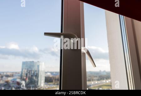 Geöffnetes weißes Kunststoff-pvc-Fenster. Raumbelüftung Stockfoto