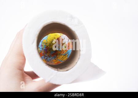 Eine weibliche Hand nimmt eine Rolle weißes Toilettenpapier in die Hand Stockfoto