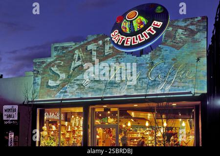 Satellitencafé bei Nacht, E. Central Ave, Nob Hill, Route 66, in Albuquerque, New Mexico, USA Stockfoto