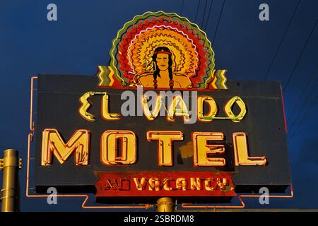 Bild eines einheimischen Amerikaners im El Vado Motel-Schild, Central Avenue, Route 66, in Albuquerque, New Mexico, USA Stockfoto