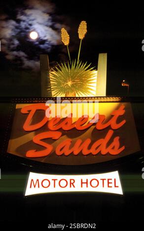 Schild Desert Sands Motel, bei Nacht, E. Central Ave, Route 66, in Albuquerque, New Mexico, USA Stockfoto