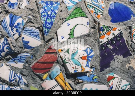 Wenig gerissene Fragmente der alten osmanischen Handgefertigte Fliesen als Hintergrund Stockfoto