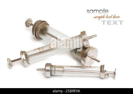 Spritzen altes Modell auf weißem Hintergrund Stockfoto
