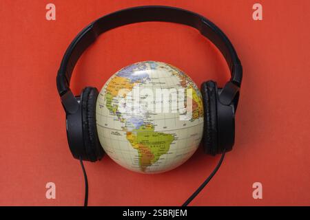 Headset auf Globus isoliert auf dem roten Stockfoto