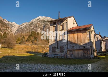 Traditionelle Berghäuser aus Stein im historischen Dorf Andreis in der Provinz Pordenone, Friaul-Julisch Venetien, Nordosten Italiens. Stockfoto