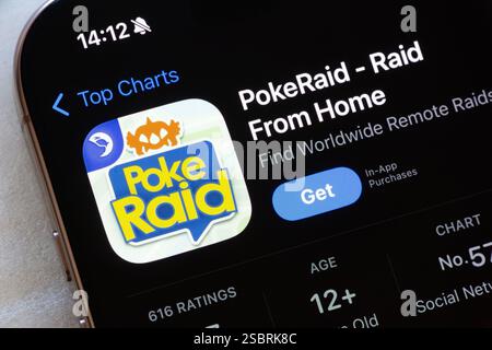OSTRAVA, TSCHECHIEN, 27. JULI 2024: App Store mit PokeRaid-Videospiel wird installiert, für Pokemon Go Stockfoto