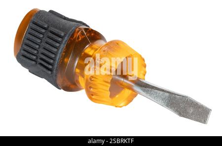 Flacher Kopf auf einem Schraubendreher mit durchscheinendem gelbem Kunststoffgriff und Gummipolsterung am Griff isoliert. Stockfoto