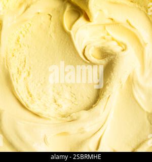 Gelbe Mangofrucht-Eiscreme-Textur als Hintergrund. Bananen-Kokos gefrorener Joghurt aus nächster Nähe. Stockfoto