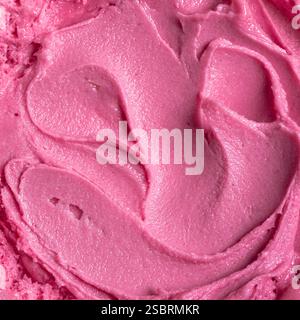Rosafarbene Beereneis-Textur als Hintergrund. Erdbeer-Himbeere gefrorener Joghurt aus nächster Nähe. Stockfoto