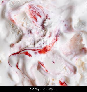 Vanilleeis mit Beerensauce Nahaufnahme. Gefrorener Joghurt mit Erdbeerkonfitüre. Stockfoto
