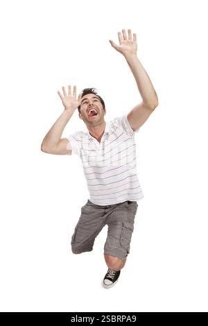 Porträt eines jungen überraschten Mannes, der Gesten gibt. Isoliert auf weiß Stockfoto
