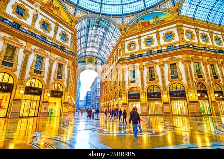 MAILAND, ITALIEN - 11. APRIL 2022: Galleria Vittorio Emanuele II in Mailand ist eine der berühmtesten Einkaufsgalerien, am 11. April in Mailand, Italien Stockfoto