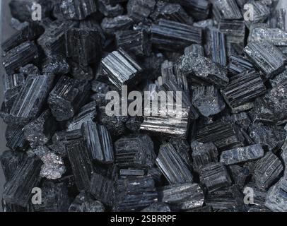 Natürliche Felsen Muster - raw Crystal schwarzer Turmalin (Schörl) Edelstein Stockfoto