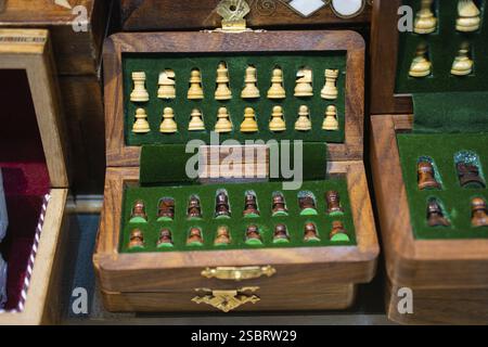 Intellektuelles Spiel - Schach. Schachfiguren aus Holz auf dem Schachbrett Stockfoto