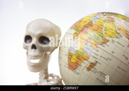 Die Erde in einer Skeletthand Stockfoto