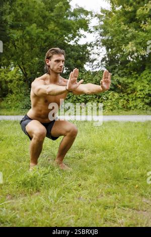 Junger Mann übt Sport im Park - Fitnesskonzepte Stockfoto
