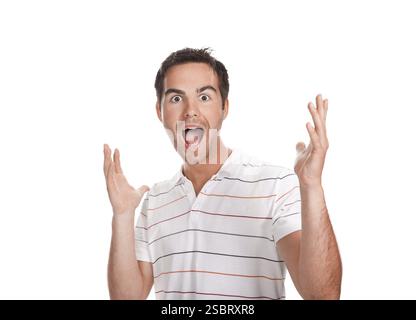 Porträt eines jungen überraschten Mannes, der Gesten gibt. Isoliert auf weiß Stockfoto