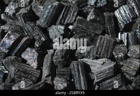 Natürliche Felsen Muster - raw Crystal schwarzer Turmalin (Schörl) Edelstein Stockfoto