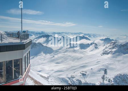 Panoramablick auf die schneebedeckten Wettersteinberge und Gipfelgebäude von der zugspitze in Garmisch-Partenkirchen. Stockfoto