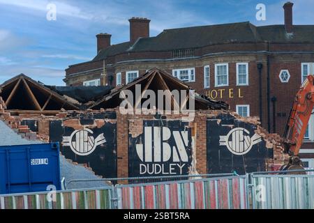 Der Abriss von JB's Live-Musik-Veranstaltungsort und Nachtclub. Bauleute zerstören den Veranstaltungsort Dudley in Castle Hill, Dudley, West Midlands, England, Großbritannien Stockfoto