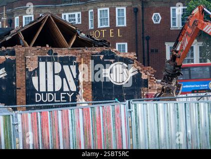Der Abriss von JB's Live-Musik-Veranstaltungsort und Nachtclub. Bauleute zerstören den Veranstaltungsort Dudley in Castle Hill, Dudley, West Midlands, England, Großbritannien Stockfoto