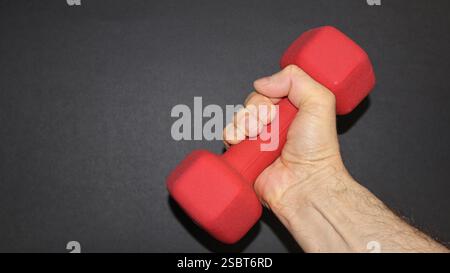 Gewichte Kurzhanteln für Fitnessstudio 3kg Fitness Training Übungen auf schwarzem Hintergrund. Stockfoto