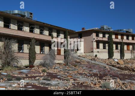 Verlassene Gebäude dienten einst als Mindestsicherheitsgefängnis in der Wüste bei Boron, CA. Stockfoto