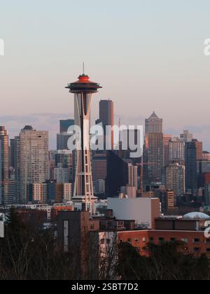 Skyline von Seattle mit der legendären Space Needle – Original, vertikales hochauflösendes Seattle Washington Foto Stockfoto