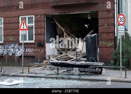 Blick auf die Unglüchsstelle,eine Explosion in einem vierstöckigen Wohnhaus in der Ahrensburger Straße in Hamburg am 03.Februar 2025 die Explosion passierte laut Feuerwehr in den Räumen eines Imbisses im Erdgeschoss. Gegen 4,45 Uhr knallte es dort gewaltig - unter anderem werden die Fenster aus der Fassade gesprengt. Die Feuerwehr rückte mit rund 35 Einsatzkräften an. Gemeinsam mit der Polizei evakuierten sie das Gebäude und brachten 30 Bewohnerinnen und Bewohner in Sicherheit. Sie wurden von Sanitäterinnen und Sanitätern untersucht und sind nach Angaben der Feuerwehr alle unverletzt HH Deutsc Stockfoto