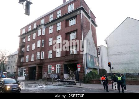 Blick auf die Unglüchsstelle,eine Explosion in einem vierstöckigen Wohnhaus in der Ahrensburger Straße in Hamburg am 03.Februar 2025 die Explosion passierte laut Feuerwehr in den Räumen eines Imbisses im Erdgeschoss. Gegen 4,45 Uhr knallte es dort gewaltig - unter anderem werden die Fenster aus der Fassade gesprengt. Die Feuerwehr rückte mit rund 35 Einsatzkräften an. Gemeinsam mit der Polizei evakuierten sie das Gebäude und brachten 30 Bewohnerinnen und Bewohner in Sicherheit. Sie wurden von Sanitäterinnen und Sanitätern untersucht und sind nach Angaben der Feuerwehr alle unverletzt HH Deutsc Stockfoto