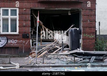 Blick auf die Unglüchsstelle,eine Explosion in einem vierstöckigen Wohnhaus in der Ahrensburger Straße in Hamburg am 03.Februar 2025 die Explosion passierte laut Feuerwehr in den Räumen eines Imbisses im Erdgeschoss. Gegen 4,45 Uhr knallte es dort gewaltig - unter anderem werden die Fenster aus der Fassade gesprengt. Die Feuerwehr rückte mit rund 35 Einsatzkräften an. Gemeinsam mit der Polizei evakuierten sie das Gebäude und brachten 30 Bewohnerinnen und Bewohner in Sicherheit. Sie wurden von Sanitäterinnen und Sanitätern untersucht und sind nach Angaben der Feuerwehr alle unverletzt HH Deutsc Stockfoto
