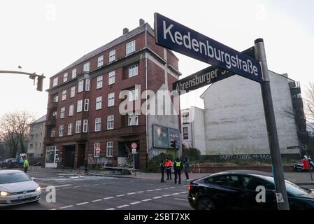 Blick auf die Unglüchsstelle,eine Explosion in einem vierstöckigen Wohnhaus in der Ahrensburger Straße in Hamburg am 03.Februar 2025 die Explosion passierte laut Feuerwehr in den Räumen eines Imbisses im Erdgeschoss. Gegen 4,45 Uhr knallte es dort gewaltig - unter anderem werden die Fenster aus der Fassade gesprengt. Die Feuerwehr rückte mit rund 35 Einsatzkräften an. Gemeinsam mit der Polizei evakuierten sie das Gebäude und brachten 30 Bewohnerinnen und Bewohner in Sicherheit. Sie wurden von Sanitäterinnen und Sanitätern untersucht und sind nach Angaben der Feuerwehr alle unverletzt HH Deutsc Stockfoto