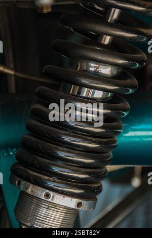 Ein individuell einstellbarer Dämpfer und eine Schraubenfeder für einen Oldtimer. Stockfoto