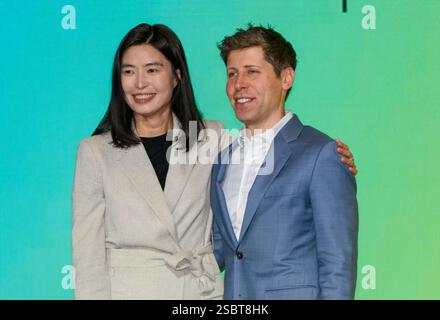 Seoul, Südkorea. Februar 2025. Sam Altman (R) und Chung Shin-A (L), CEO von Kakao, posieren für das Foto auf dem Kakao Media Day in Seoul. Der südkoreanische Technologiegigant Kakao Corp. Gab am 4. Februar eine Partnerschaft mit OpenAI bekannt, um ChatGPT für seinen neuen KI-Dienst zu nutzen und sich einer globalen Allianz unter der Leitung des US-amerikanischen KI-Unternehmens anzuschließen, die sich im Zuge des zunehmenden Wettbewerbs auf dem globalen KI-Markt verstärkt. Quelle: SOPA Images Limited/Alamy Live News Stockfoto